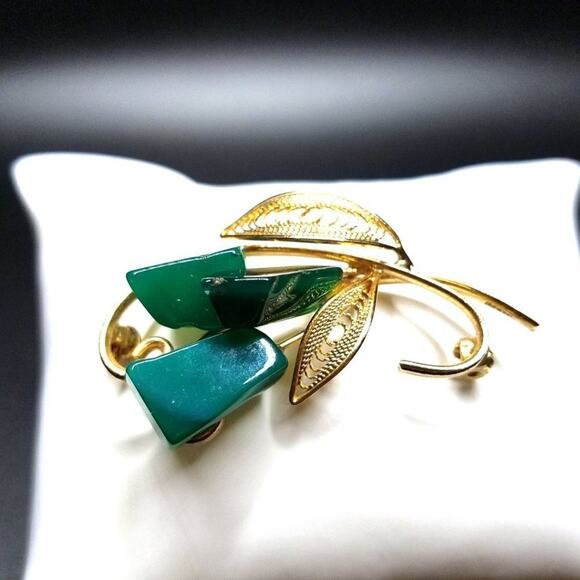 Vintage Green Gemstone Gold Plated Filigree Brooch, Nephrite Stones, 2 Inches - Picture 2 of 7